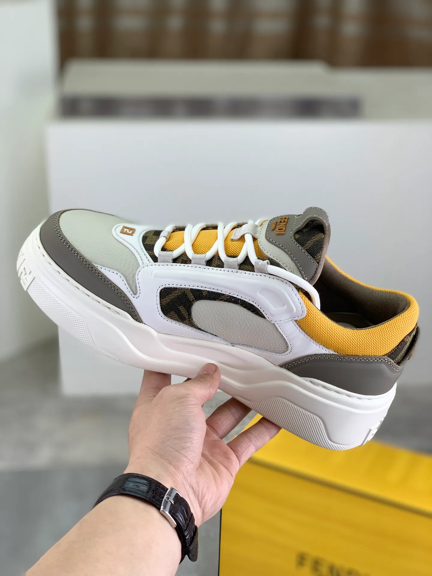 Men's men's shoes 💰P760 new style 💰💎💎💎 summer hot style [FENDI Fendi] top version 🆕New sneakers, wavy soles engraved with original words. Embossed Fendi Flow lettering on the heel. The upper is made of high-end calfskin and breathable materials. Original lining with tone-on-tone details decorated with innovative handcrafting techniques. Ultra-light and wear-resistant TPU and IP foam soles, overall lightweight and comfortable. Size:39-44 (38 45 can be customized)